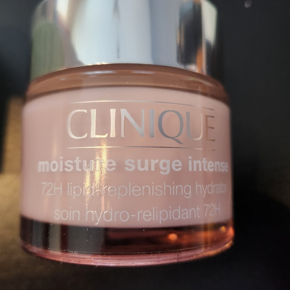 Clinique Moisture Surge Intense Hydrator Box